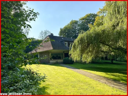 Sommerimpression Nord-Ost-Ansicht - Haus kaufen in Oersberg - Angeliter Idyll - Großzügiges Landhaus auf naturbelassenem und weitläufigem Grundstück in Alleinlage