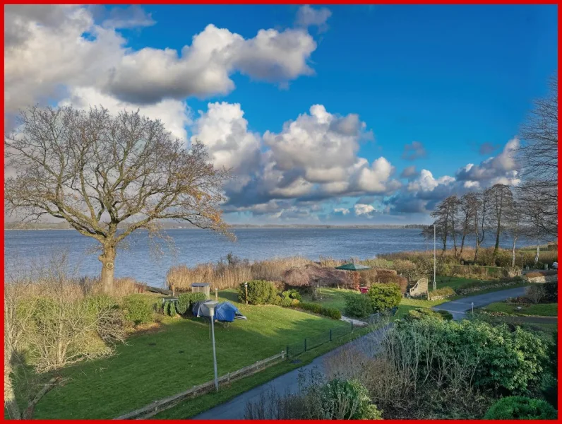 Blick über die Strandwiese und die Große Breite - Haus kaufen in Fahrdorf - "Wohnen, wo andere Urlaub machen" - Einfamilienhaus an der Schlei mit eigenem Schleizugang