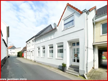 Straßenansicht - Haus kaufen in Schleswig - Gemütliches Stadthaus mit großer überdachter Terrasse im Herzen der Schleistadt Schleswig