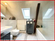 Badezimmer mit Wanne im Dachgeschoss