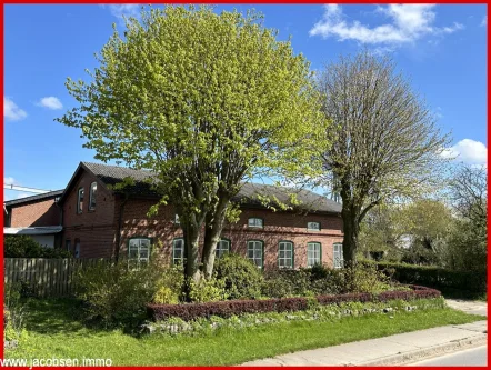 Startbild - Haus kaufen in Taarstedt - Ein Ort für große und kleine Familien - Heimeliges Zweifamilienhaus mit Garten und Doppelcarport in Taarstedt
