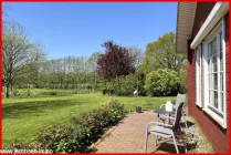 Terrasse mit Blick in den Garten