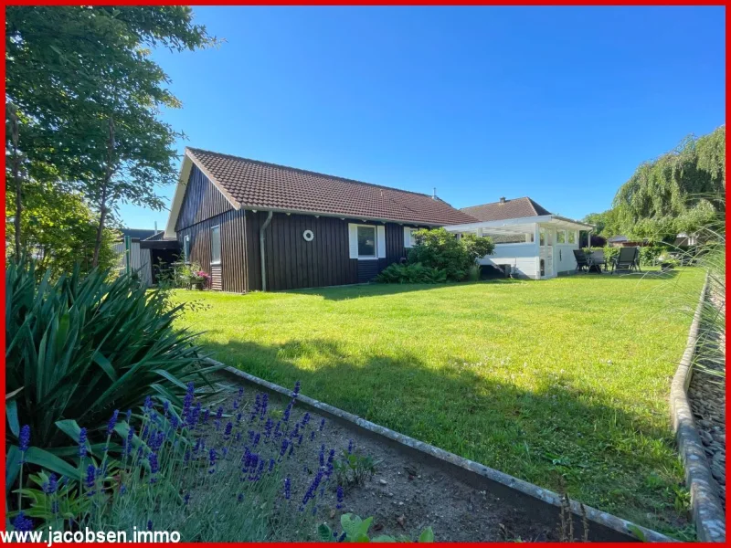 Nord-West-Ansicht - Haus kaufen in Kropp - Traumhafter Holzbungalow mit nordischem Charme - "Modern, ebenerdig und zukunftsorientiert wohnen"