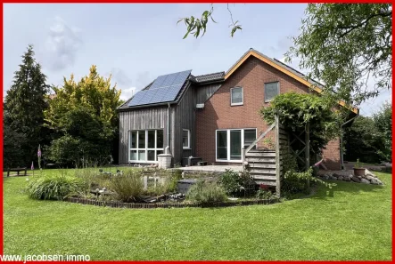 Ansicht vom Garten - Haus kaufen in Treia - "Sorglos in die Zukunft schauen" -Energetisch gut aufgestelltes Einfamilienhaus in schöner Feldrandlage