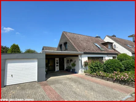 Südansicht mit Garage und Carport - Haus kaufen in Busdorf - Großzügige Räumlichkeiten mit viel Platz für Hobbys