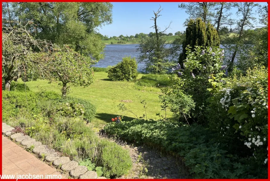 Blick in den Garten und auf den See