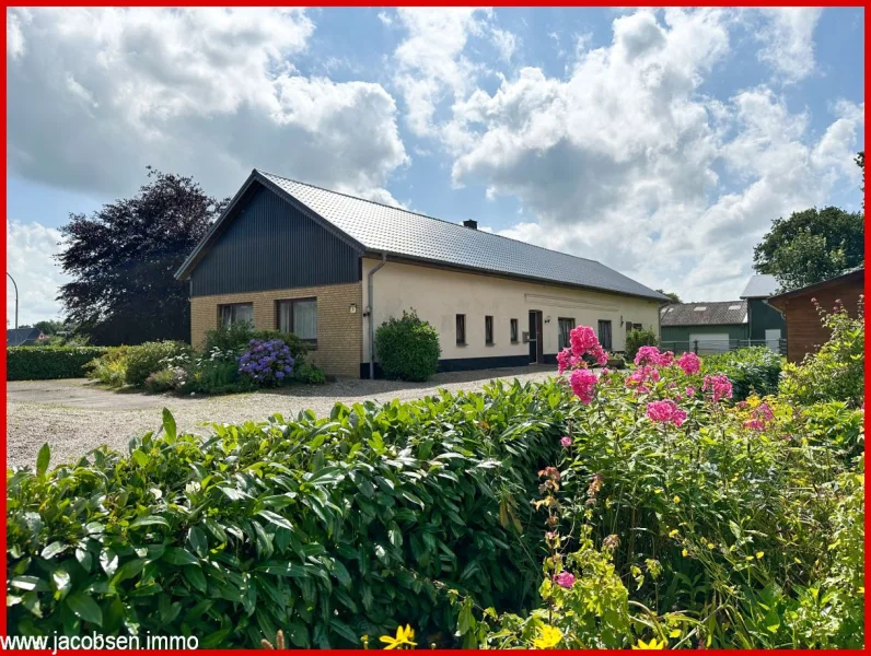 Nord-Ost-Ansicht - Haus kaufen in Ellingstedt - Die ländliche Ruhe mit dem Pferd genießen -wohnen auf einer Ebene mit den Pferdeboxen vis-à-vis