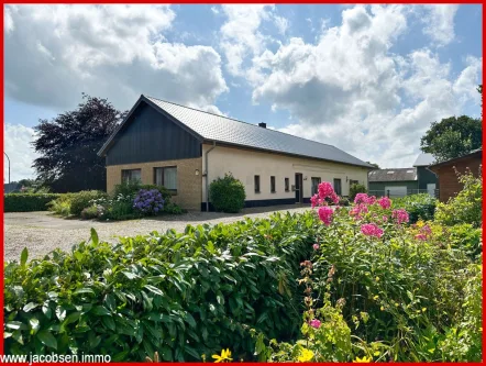 Nord-Ost-Ansicht - Haus kaufen in Ellingstedt - Die ländliche Ruhe mit dem Pferd genießen -wohnen auf einer Ebene mit den Pferdeboxen vis-à-vis