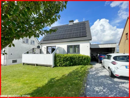 Straßenansicht - Haus kaufen in Süderbrarup - Wohlfühlen garantiert - ein modernisiertes Zuhause mit Photovoltaik in Feldrandlage