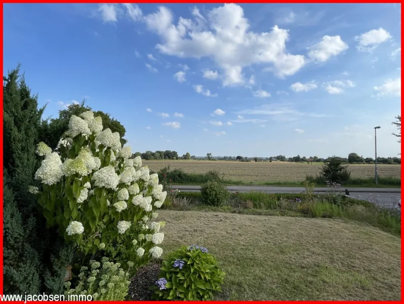 Vorgarten mit Blick über die Felder