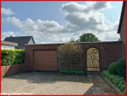 Garage und Durchgang zum Garten