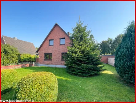 Straßenansicht - Haus kaufen in Langstedt - Einfamilienhaus in Waldrandlage mit viel Nutzfläche - gepflegter Garten und Garage inklusive