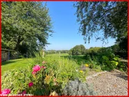 Blick vom Sitzbereich im Garten in die umliegende Landschaft