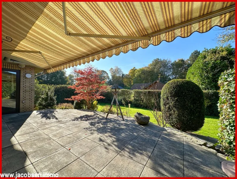 Südwestterrasse mit Blick in den Garten