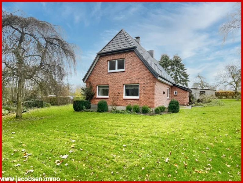 Süd-Ansicht  - Haus kaufen in Treia - Rohdiamant in ländlicher Idylle - Einfamilienhaus mit zwei Garagen und weitläufigem Garten