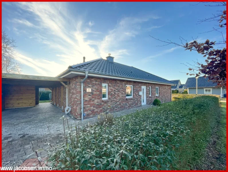 Nord-West Ansicht  - Haus kaufen in Jübek - Einziehen und wohlfühlen - Neuwertiger Bungalow mit Doppelcarport und Garten