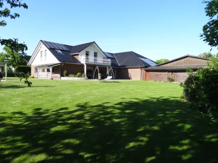 Ansicht vom Garten - Haus kaufen in Klein Pampau - Einmaliges Anwesen für Familien, Mehrgenerationenhaus oder Wohnen und Gewerbe