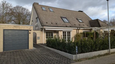 Ansicht von der Straße - Haus kaufen in Schwarzenbek - Doppelhaushälfte mit Garage in begehrter Wohnlage