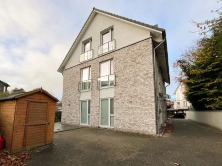 Hausansicht (Stellplatz und Gartenschuppen) - Haus mieten in Heikendorf - Modernes Doppelhausjuwel in bester Lage von Heikendorf