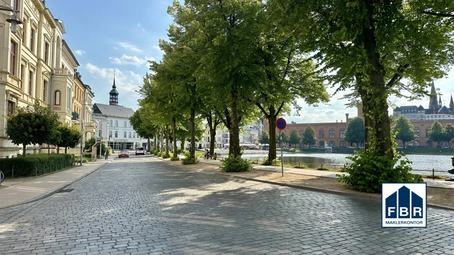 Pfaffenteich in der Nähe des Objekts - Wohnung kaufen in Schwerin - Exklusive Dachgeschosswohnung mit Loggia in denkmalgeschütztem Ambiente in der Schelfstadt