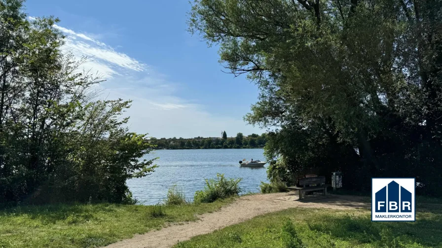 Nähe zum Ziegelinnensee - Wohnung kaufen in Schwerin - Moderne Eleganz am Ziegelinnensee: Eigentumswohnung mit Südbalkon und Aufzug