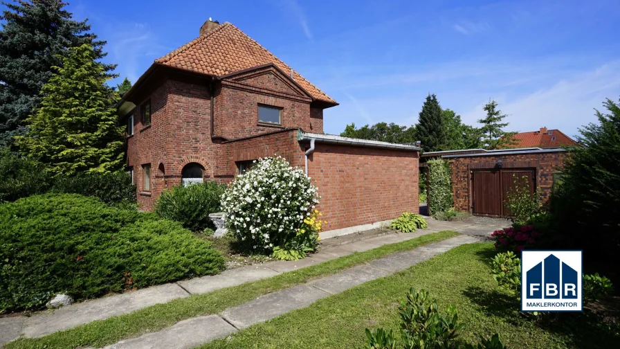 Objektansicht - Haus kaufen in Schwerin - Gemütliche Doppelhaushälfte mit vier Zimmern und Garage in Schwerin Lankow