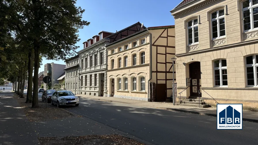 Pitoreskes Straßenbild - Haus kaufen in Grabow - Faktor 12,96! Kapitalanleger aufgepasst - Mehrfamilienhaus im Herzen von Grabow