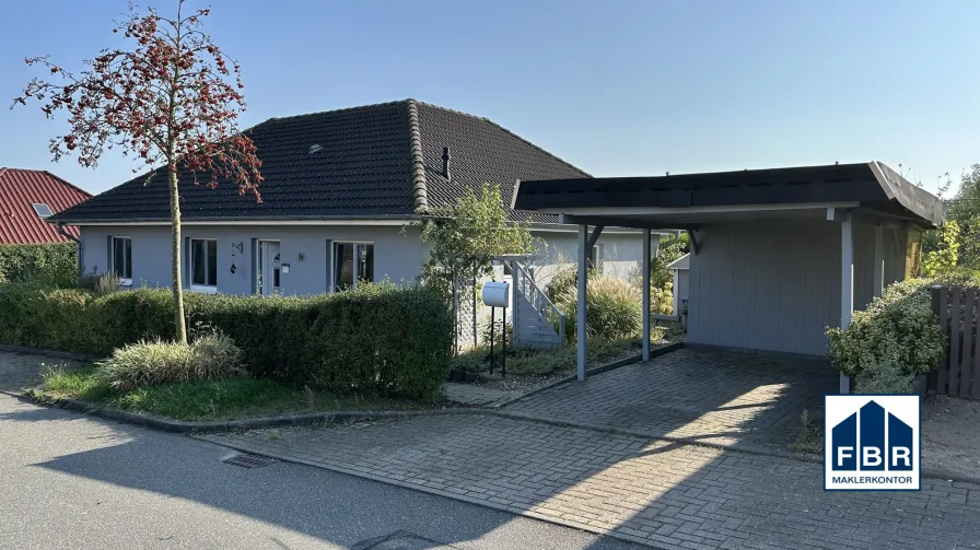 Ensembleansicht mit Carport