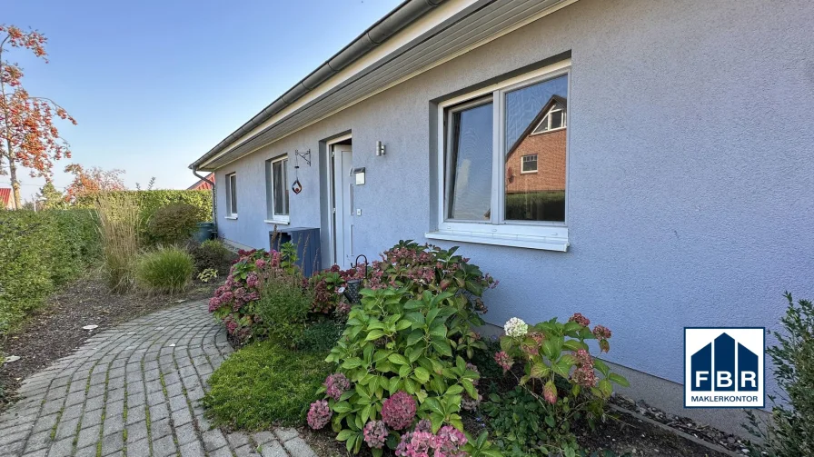 Eingangsbereich zur Anwohnerstraße - Haus kaufen in Schwerin - Seniorenfreundlicher Bungalow in Schwerin