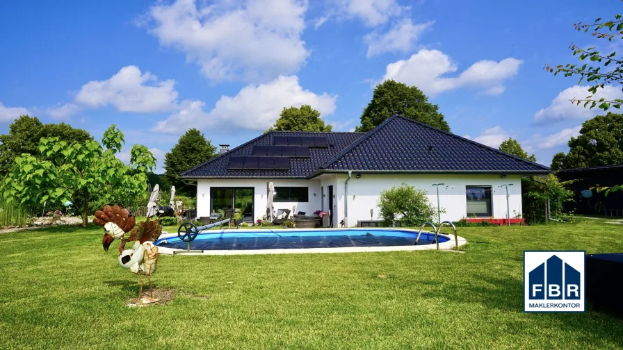 Wohnen am See mit Eigenem Pool! - Haus kaufen in Langenhagen / Techentin - Luxuriöses Wohnen am See: Moderne Familienresidenz mit Pool und zwei Ferienhäusern