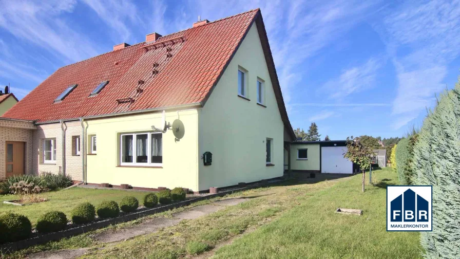 Front-und Giebelansicht - Haus kaufen in Warin / Klein Labenz - Charmantes & modernisiertes Eigenheim in Seenäheauch als Ferienhaus geeignet