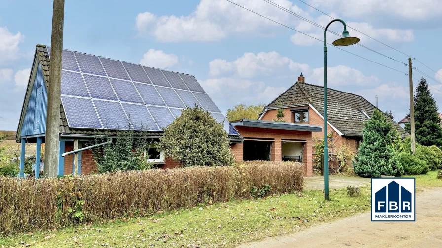 Stallgebäude mit PV-Anlage und Garage