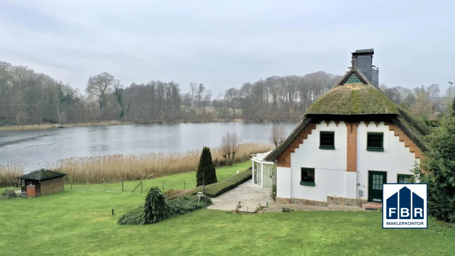 Das Haus am See - Haus kaufen in Brüel / Golchen - Ihr Traum vom Landleben: Reetgedeckte Doppelhaushälfte mit direktem Seezugang