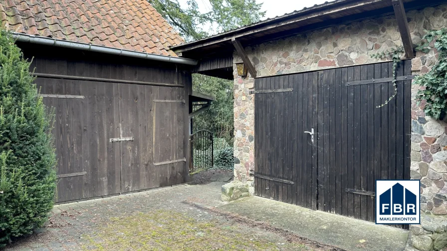 Garage und Zugang zum Garten