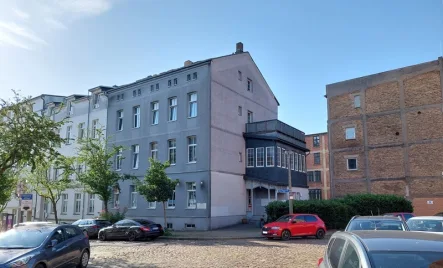 Ansicht - Haus kaufen in Schwerin - Attraktives Mehrfamilienhaus mit 6 Stellplätzen in Citylage von 19053 Schwerin