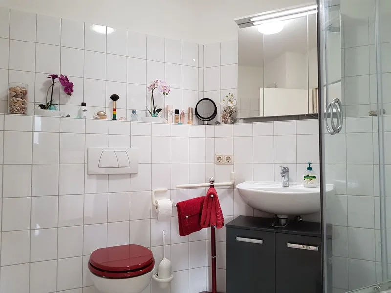 Badezimmer mit Dusche und Badewanne