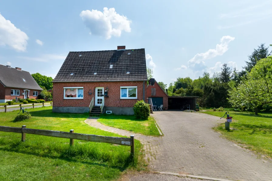 Ansicht - Haus kaufen in Schwabstedt - Wohnhaus auf großem Grundstück in Schwabstedt - sep. Bauplatz möglich