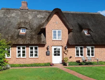 Ansicht - Haus kaufen in Niebüll - Tolles Reetdach-Anwesen mit viel Grün, Ausbaureserve und guter Anbindung an Sylt, Föhr und Amrum.