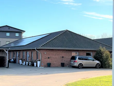 Ansicht - Haus kaufen in Wanderup - Barrierefreies KFW-40-Mehrfamilienhaus mit PV-Anlage und 4 vermieteten Wohneinheiten!