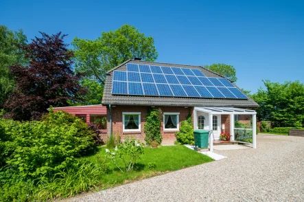 Ansicht - Haus kaufen in Uelvesbüll - In ruhiger Lage auf Eiderstedt - Einfamilienhaus mit Photovoltaikanlage und Top-Energiewerten