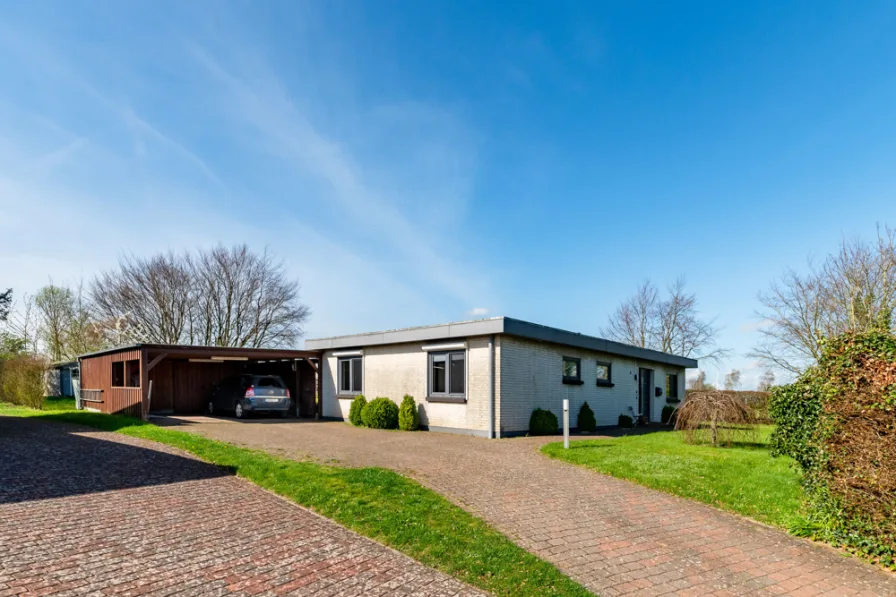 Ansicht - Haus kaufen in Oster-Ohrstedt - Ebenerdiges Wohnen im Grünen: Dieser Bungalow bietet Platz und viele Gestaltungsmöglichkeiten.