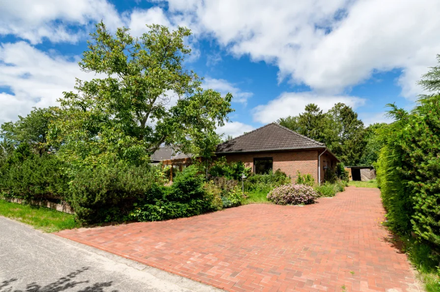 Ansicht - Haus kaufen in Hude - Mitten in der beliebten Ferienregion: Bungalow mit Wintergarten und sep. Gästehaus.