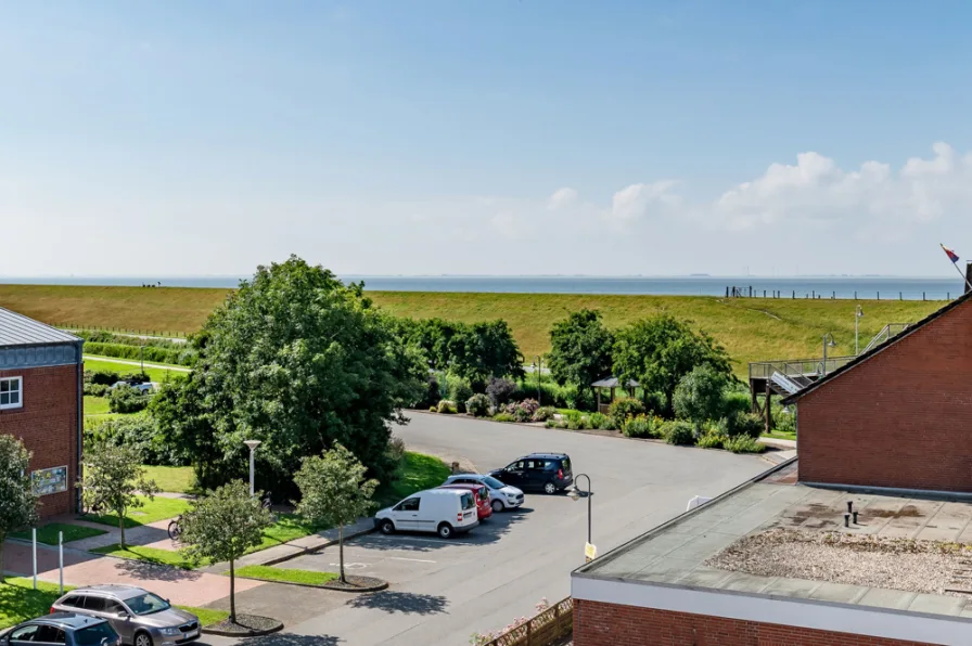 Blick über den Deich auf die Nordsee