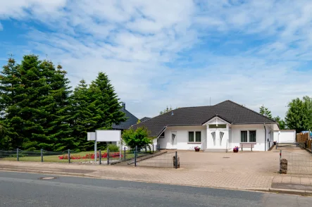 Ansicht - Haus kaufen in Husum - Top-Lage in Husum: Wohn- und Geschäftshaus mit viel Platz, viel Komfort und viel Grün.