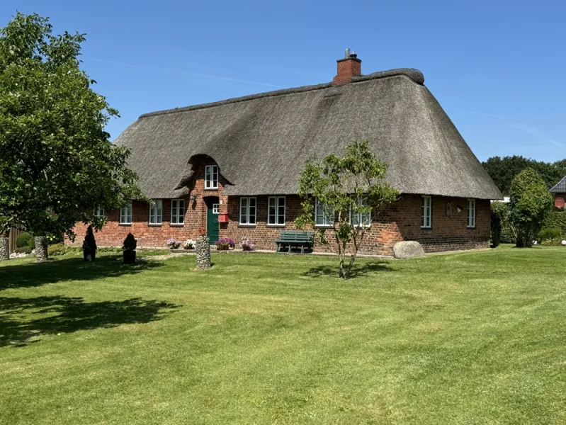 Ansicht - Haus kaufen in Struckum - Im Reetdachhaus wohnen plus das Grundstück teilen und bebauen: hier ist beides möglich!