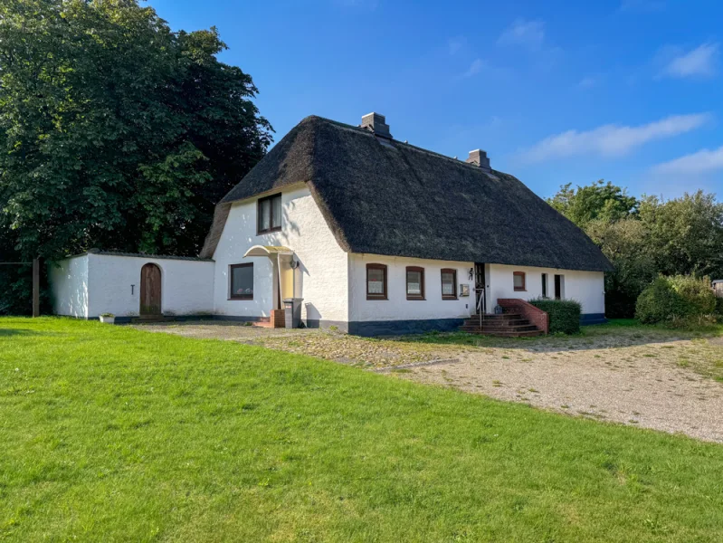 Ansicht - Haus kaufen in Schwesing - Nahe Husum und Raum für viele Möglichkeiten: Reetdachhaus mit Ausbaureserve und tollem Nebengebäude.