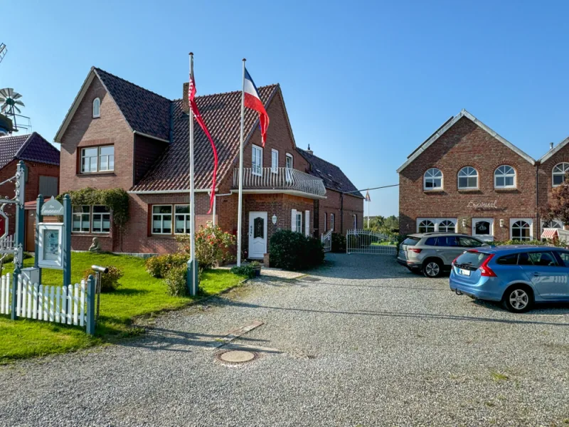 Ansicht - Haus kaufen in Nordstrand - Top-Lage am Wattenmeer: Wohnhaus plus Gästehaus mit 5 gut gebuchten Ferienwohnungen.