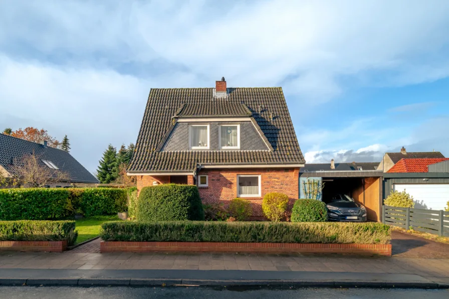 Ansicht - Haus kaufen in Husum / Rödemis - Begehrte Lage in Husum: kleines gepflegtes Einfamilienhaus mit Garten, Keller, Carport und Garage.