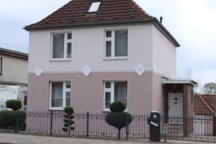 Objektansicht, Straßenseite - Haus kaufen in Lübeck - Einzugsgerechtes EFH in 23569 HL - Siems