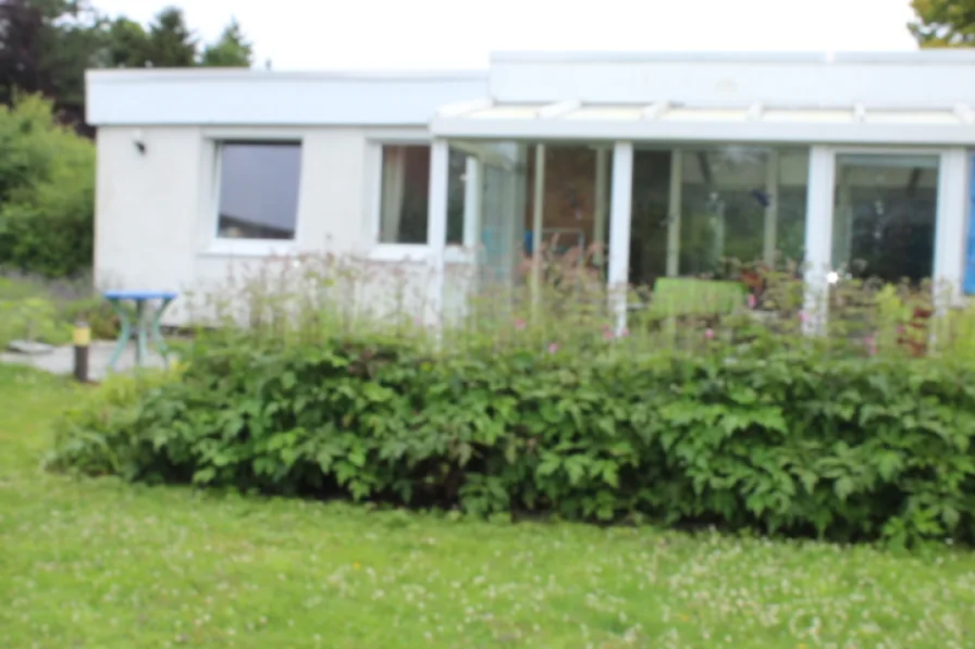 Objekt, Gartenansicht - Haus kaufen in Lübeck - REH im Bungalow-Stil auf Eigenland